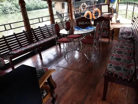 Кумараком: Royal Life Houseboat