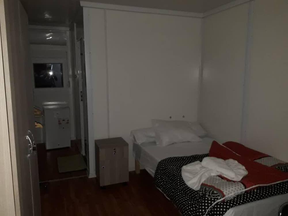 Хасси Мессауд: Hotel Raymon