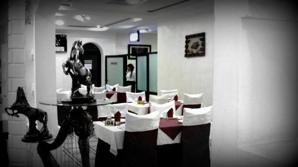 Хасси Мессауд: Hotel Raymon