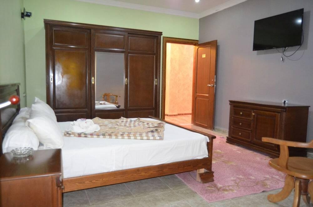 Хасси Мессауд: Hotel Raymon