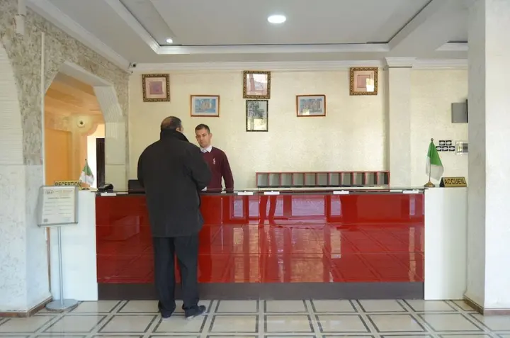 Хасси Мессауд: Hotel Raymon