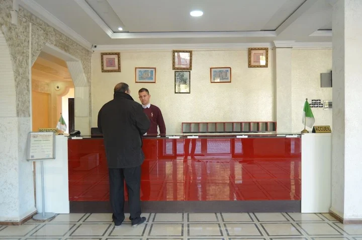 Хасси Мессауд: Hotel Raymon
