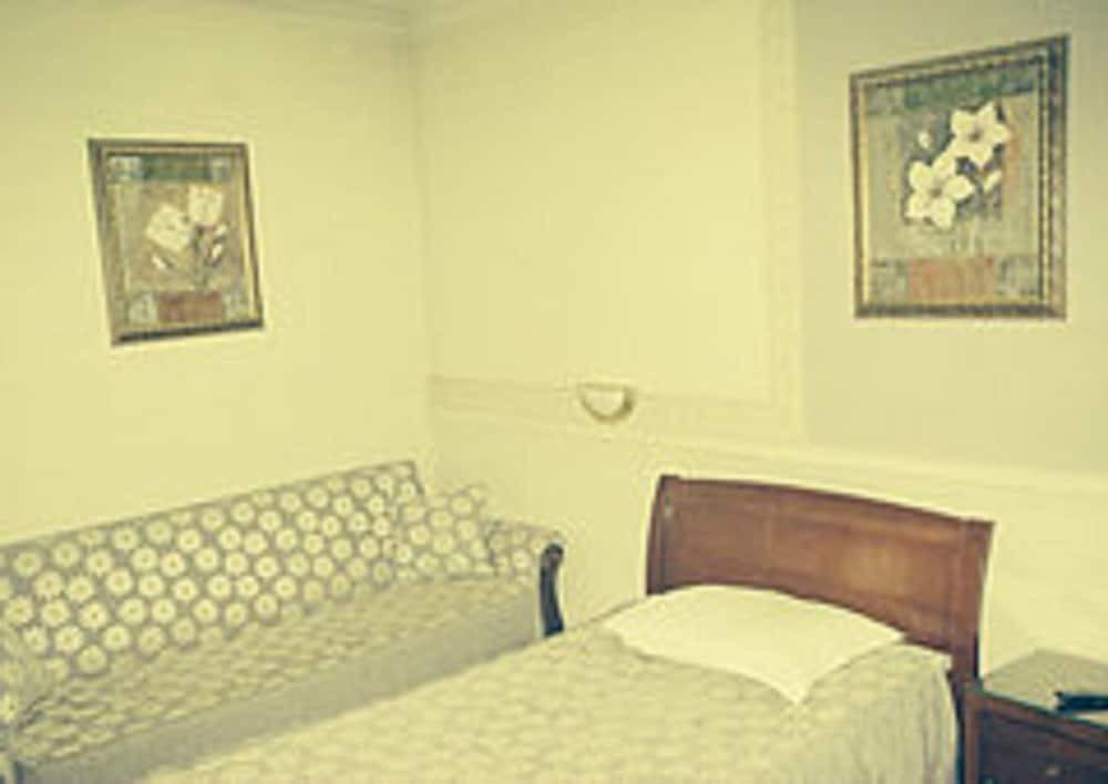 Константина: Hotel Des Princes