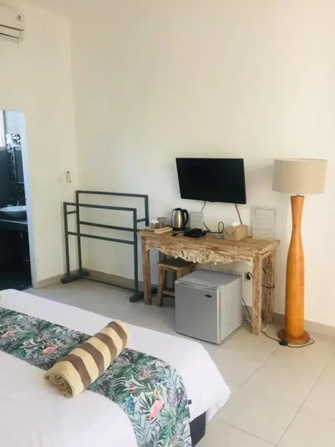 Гили Траванган: Dejavu Hotel