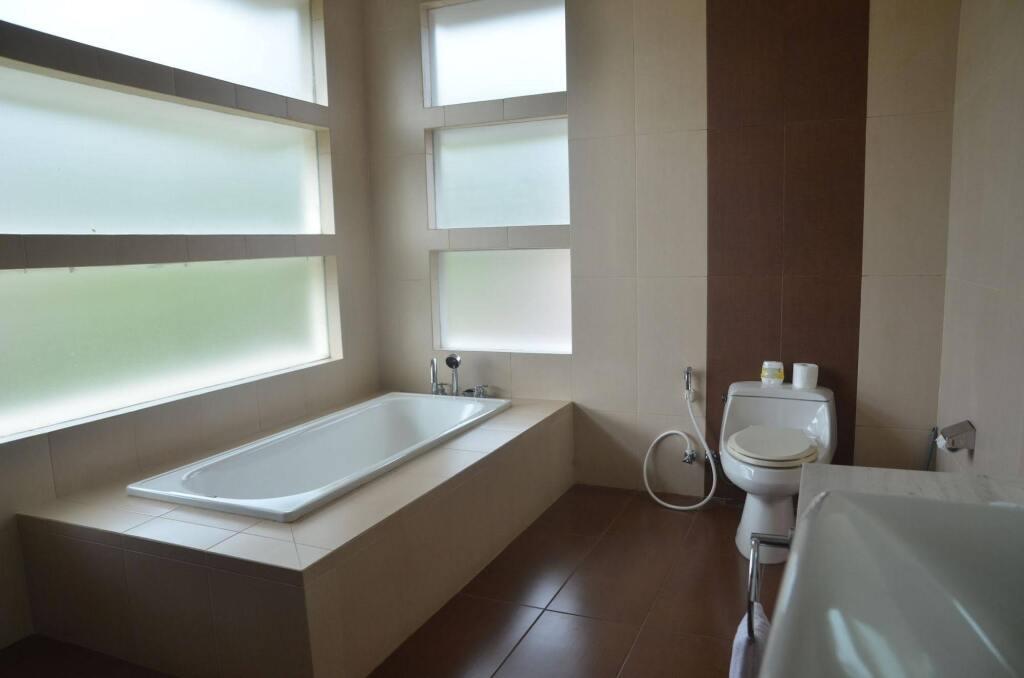 Бандунг: BreezeBlows City View 5BR with Pool + Familly Room