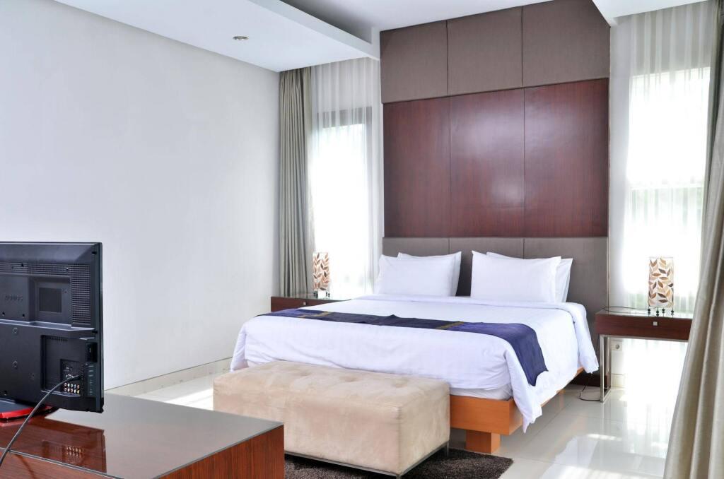 Бандунг: BreezeBlows City View 5BR with Pool + Familly Room