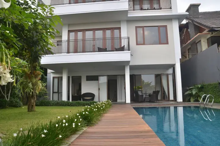 Бандунг: BreezeBlows City View 5BR with Pool + Familly Room