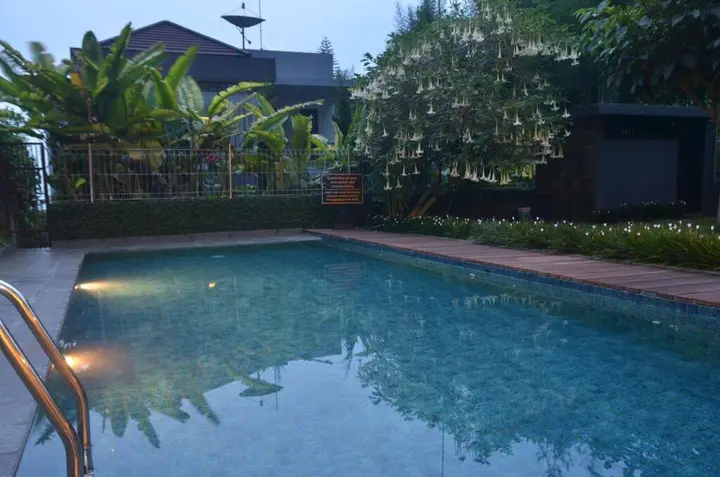 Бандунг: BreezeBlows City View 5BR with Pool + Familly Room