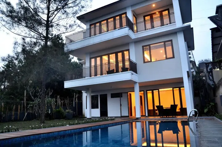 Бандунг: BreezeBlows City View 5BR with Pool + Familly Room