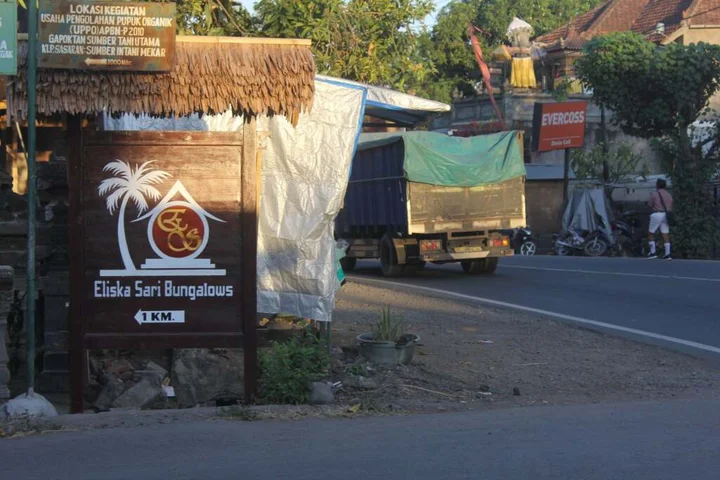 Негара: The Sari Bungalows