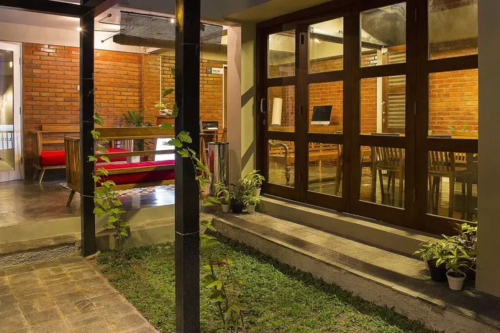 Депок: Lokal Hotel & Restaurant