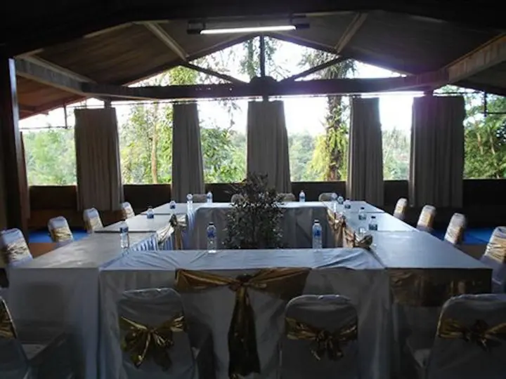 Батурити: The Aura Shanti Retreat