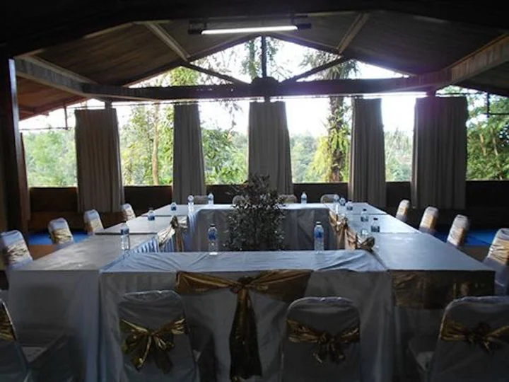 Батурити: The Aura Shanti Retreat