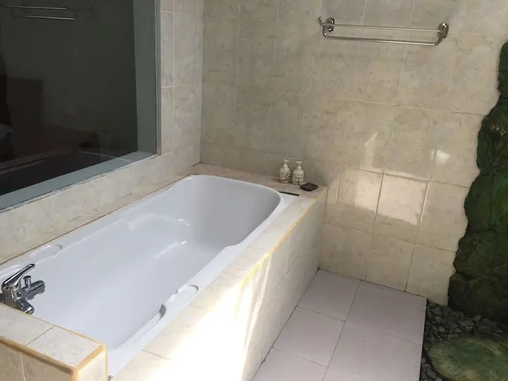 Батурити: The Aura Shanti Retreat
