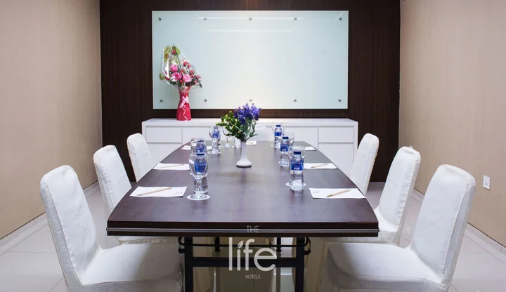 Сурабая: The Life Hotels