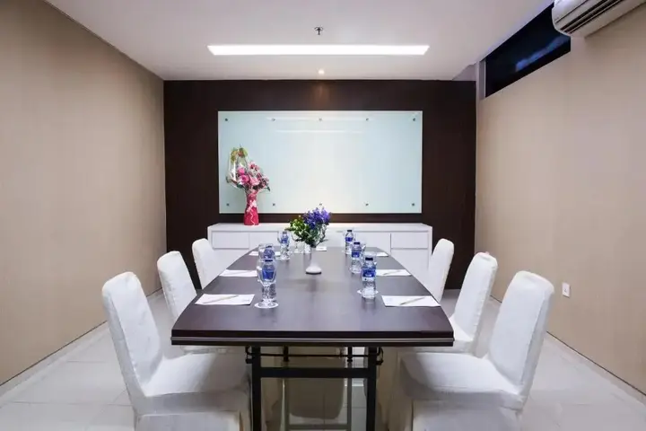 Сурабая: The Life Hotels