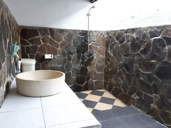 Гили-Мено: Yaya House
