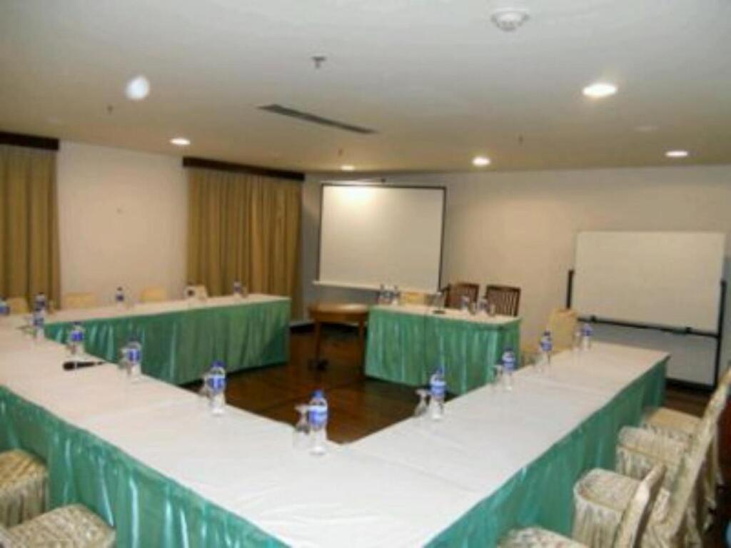 Суракарта: Grand Orchid Hotel