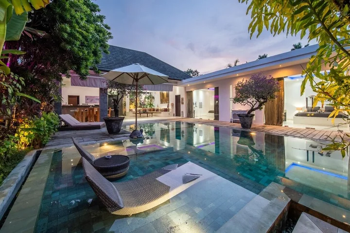 Кута: Elegant Private Villa, 3 BR, Seminyak With Staff