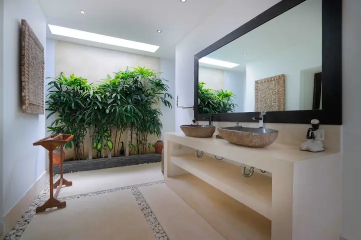 Кута: Elegant Private Villa, 3 BR, Seminyak With Staff
