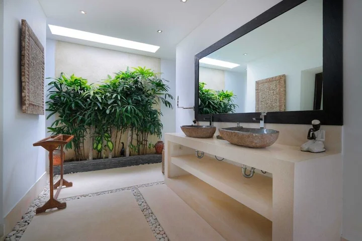 Кута: Elegant Private Villa, 3 BR, Seminyak With Staff