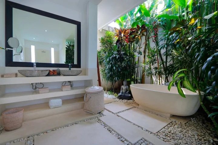Кута: Elegant Private Villa, 3 BR, Seminyak With Staff