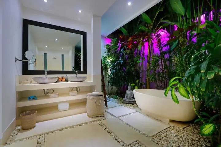 Кута: Elegant Private Villa, 3 BR, Seminyak With Staff