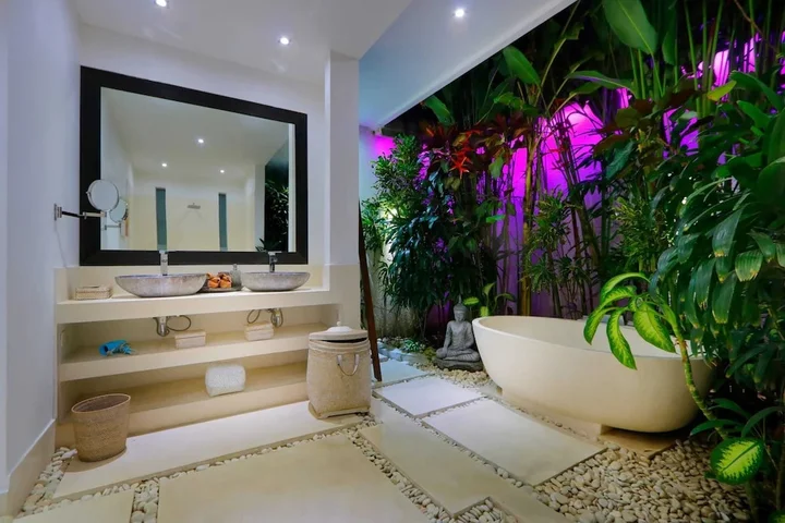 Кута: Elegant Private Villa, 3 BR, Seminyak With Staff