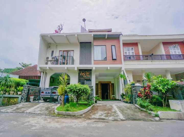 Маланг: OYO 90319 Angler Guest House Malang
