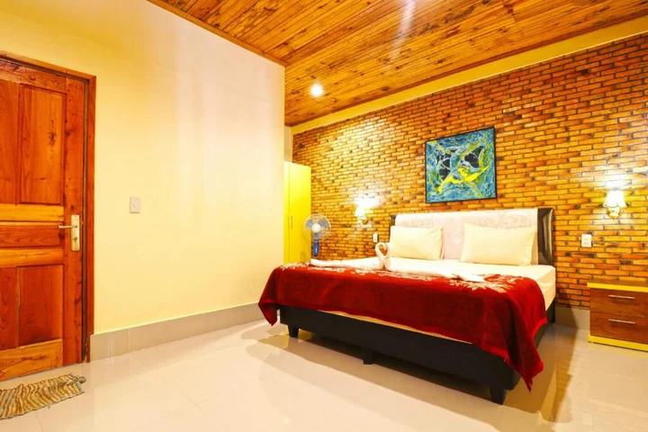 Озеро Тоба: Tuk Tuk Timbul Bungalows
