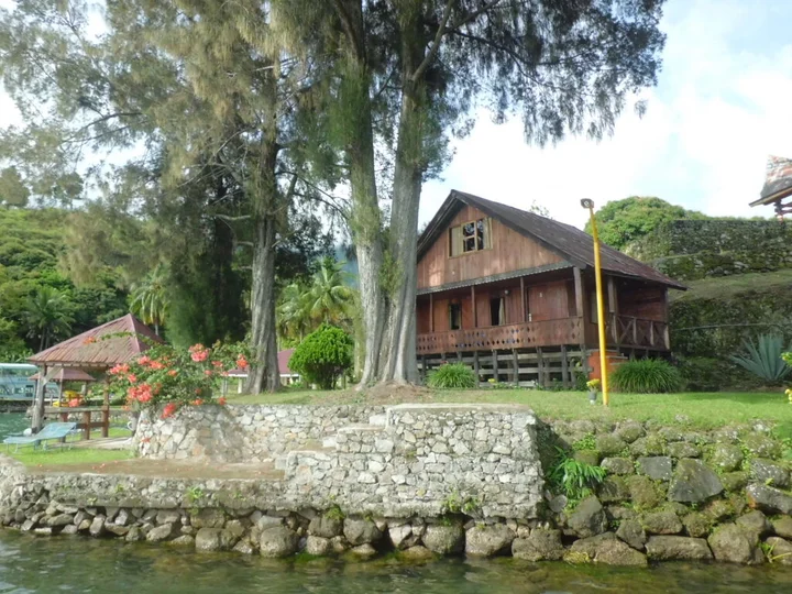 Озеро Тоба: Tuk Tuk Timbul Bungalows
