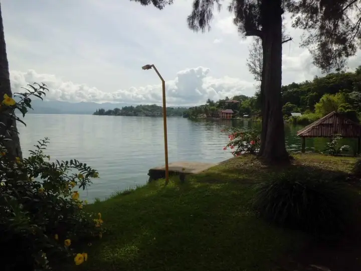 Озеро Тоба: Tuk Tuk Timbul Bungalows