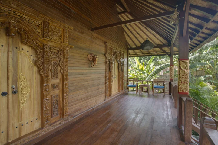 Лембонган-Айленд: Warisan Villa