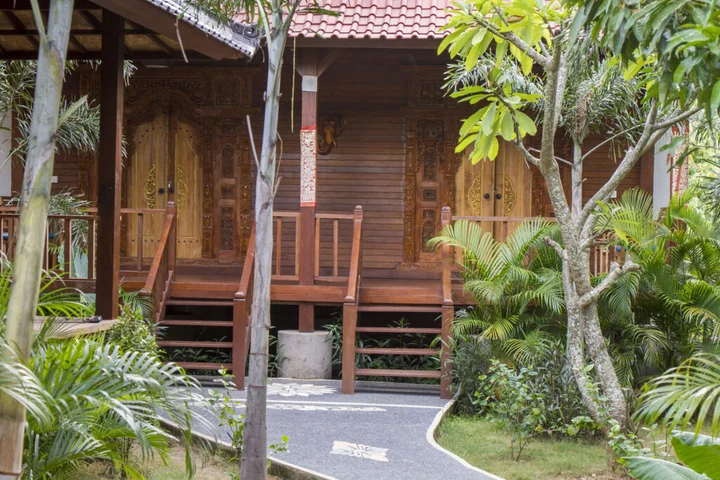 Лембонган-Айленд: Warisan Villa