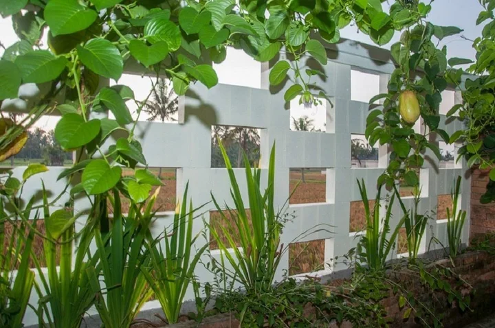 Блахбату: Dewarka Villa