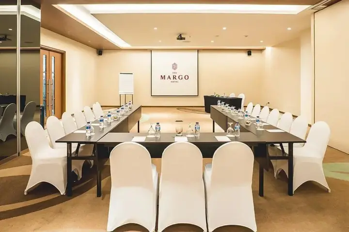 Депок: The Margo Hotel