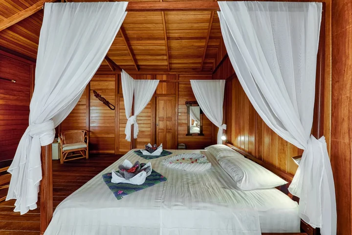 Вори: Onong Resort