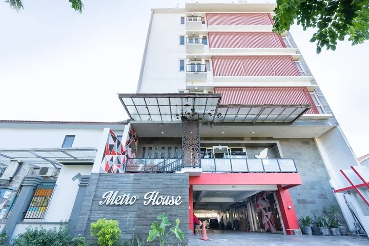Сурабая: Metro House