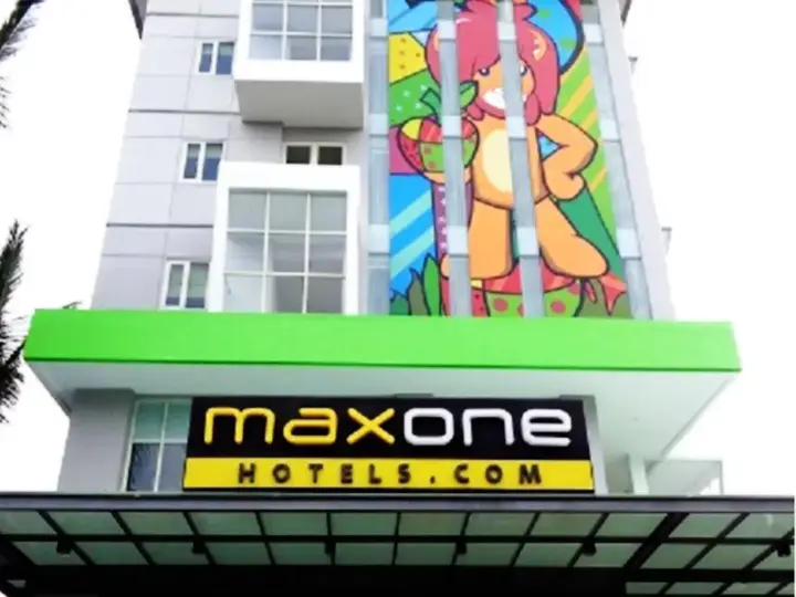 Маланг: Ascent Hotel and Cafe