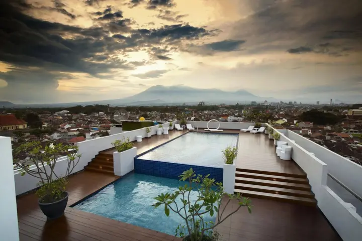 Маланг: Ascent Hotel and Cafe