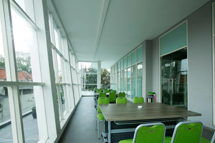 Маланг: Ascent Hotel and Cafe