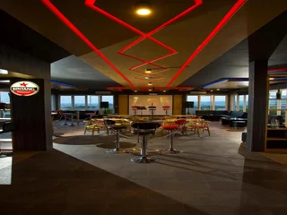 Маланг: Ascent Hotel and Cafe