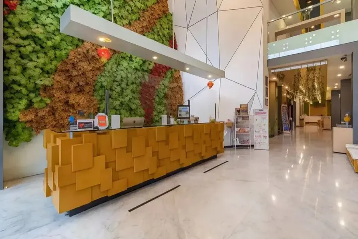Маланг: Ascent Hotel and Cafe