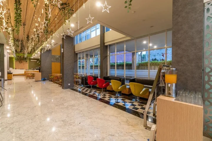 Маланг: Ascent Hotel and Cafe