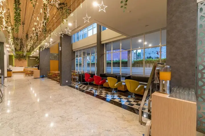 Маланг: Ascent Hotel and Cafe
