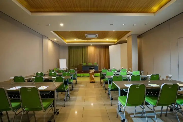 Маланг: Ascent Hotel and Cafe