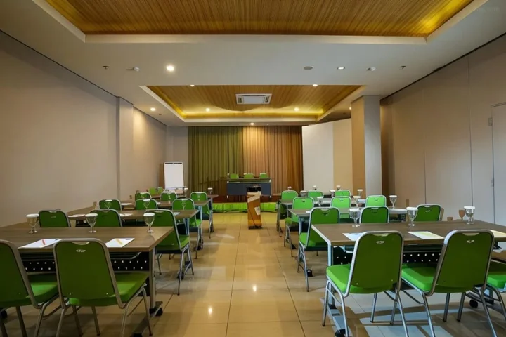 Маланг: Ascent Hotel and Cafe