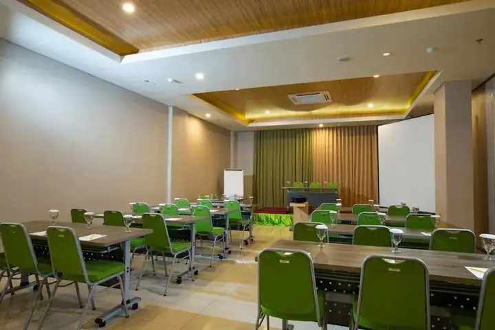 Маланг: Ascent Hotel and Cafe