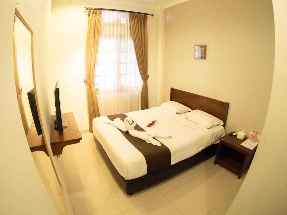 Маланг: Helena Guest House