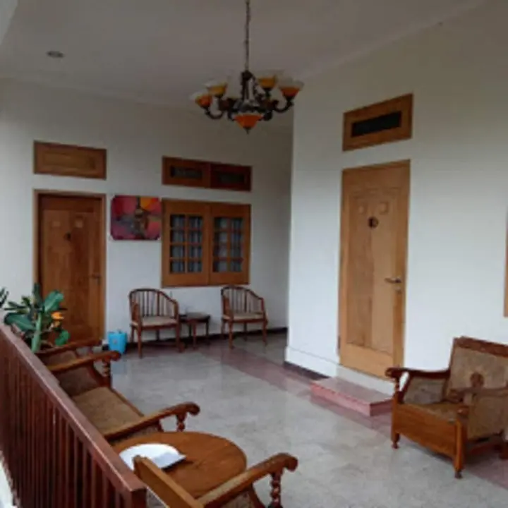 Маланг: Helena Guest House